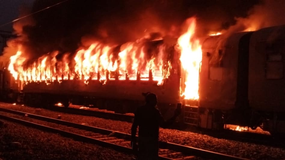 The Burning train: तीन कोच में सवार थीं 500 सवारियां, यात्री बोला- किसी ने चार्जर लगाया और उठने लगा धुआं – new delhi darbhanga 02570 clone express cuaght fire video lclg The Burning train: तीन कोच में सवार थीं 500 सवारियां, यात्री बोला- किसी ने चार्जर लगाया और उठने लगा धुआं – new delhi darbhanga 02570 clone express cuaght fire video lclg