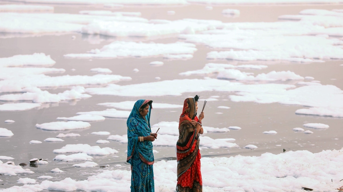 यमुना में सफेद झाग छठ पर भी परेशानी बढ़ाएंगे