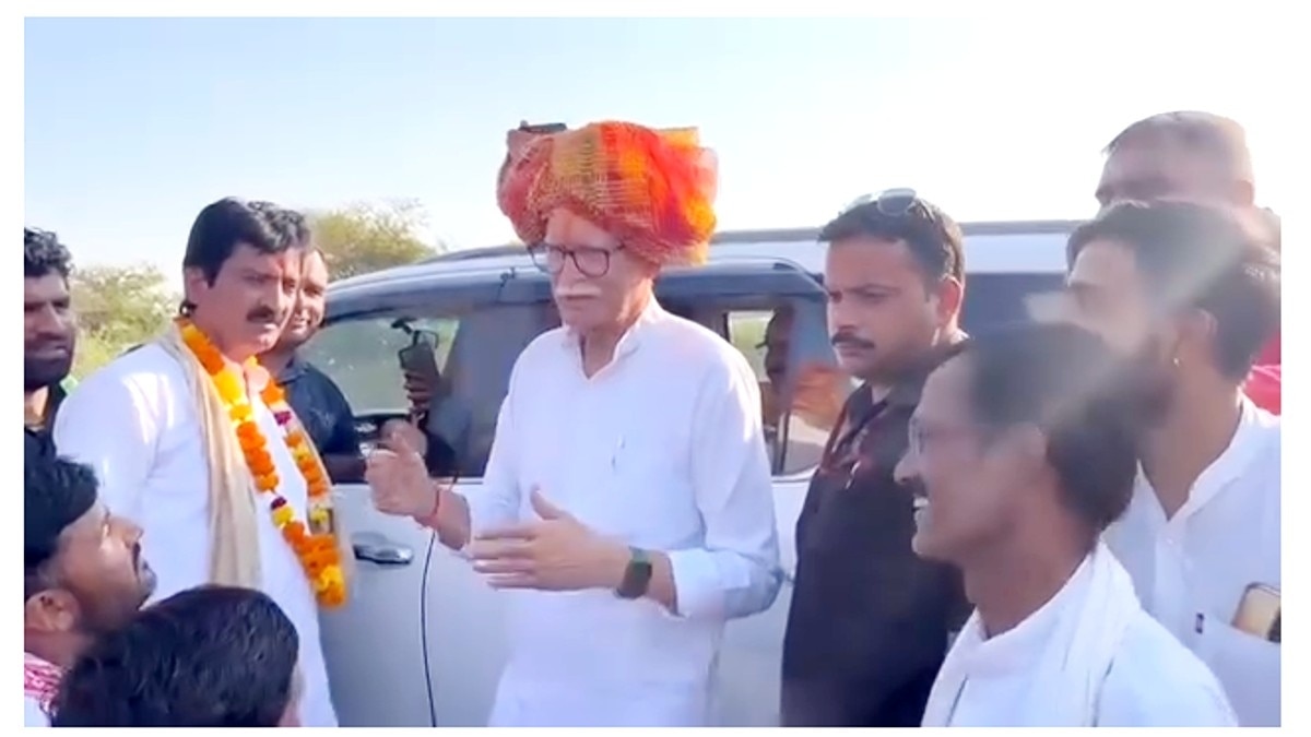 कांग्रेस प्रत्याशी से बातचीत करते हुए रुस्तम सिंह.