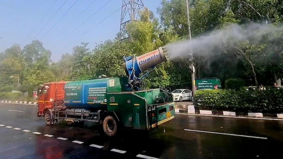 दिल्ली में जहरीली हवा, आप खुद लगवा सकते हैं इतनी कम कीमत में Anti Smog Gun, पड़ोसी भी हो जाएंगे गदगद - delhi ncr air pollution level cross aqi 350 govt use