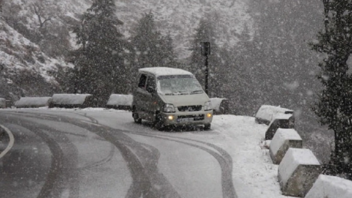 Weather Today: कश्मीर में बर्फबारी तो दक्षिणी राज्यों में बारिश, जानें दिल्ली-यूपी के मौसम का हाल