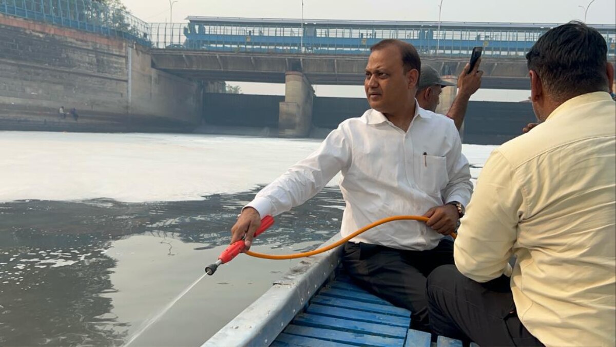 दिल्ली में छठ घाटों पर सियासत, सोमनाथ भारती बोले- ऊंचाई से पानी गिरने पर होता है झाग, हानिकारक नहीं