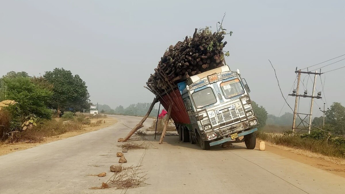 लकड़ी के सहारे टिका ट्रक. 