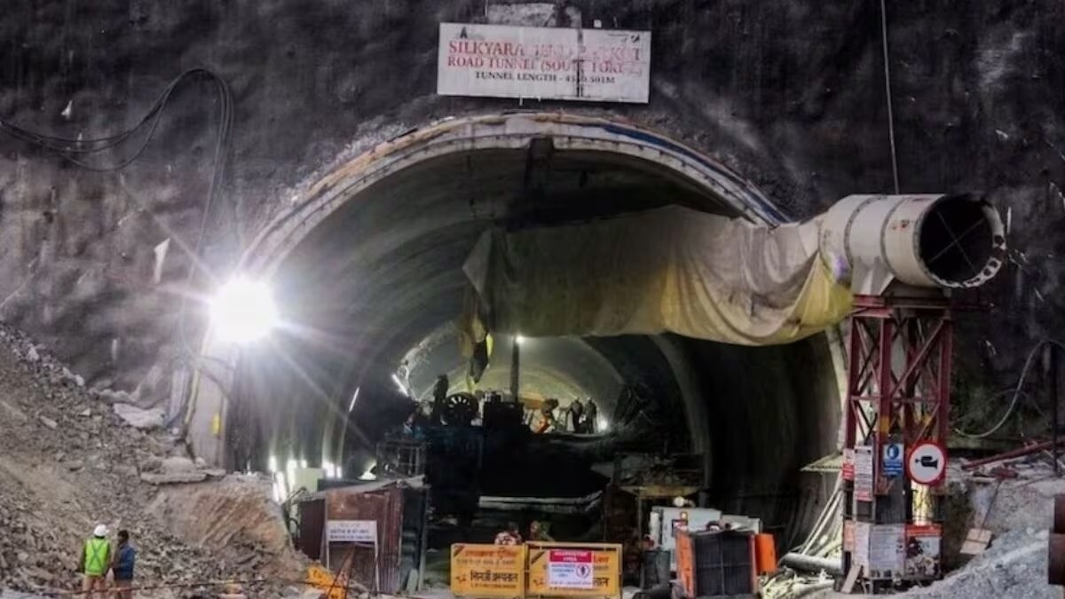 उत्तरकाशी टनल हादसा में पाइप से खिचड़ी-दाल दी गई