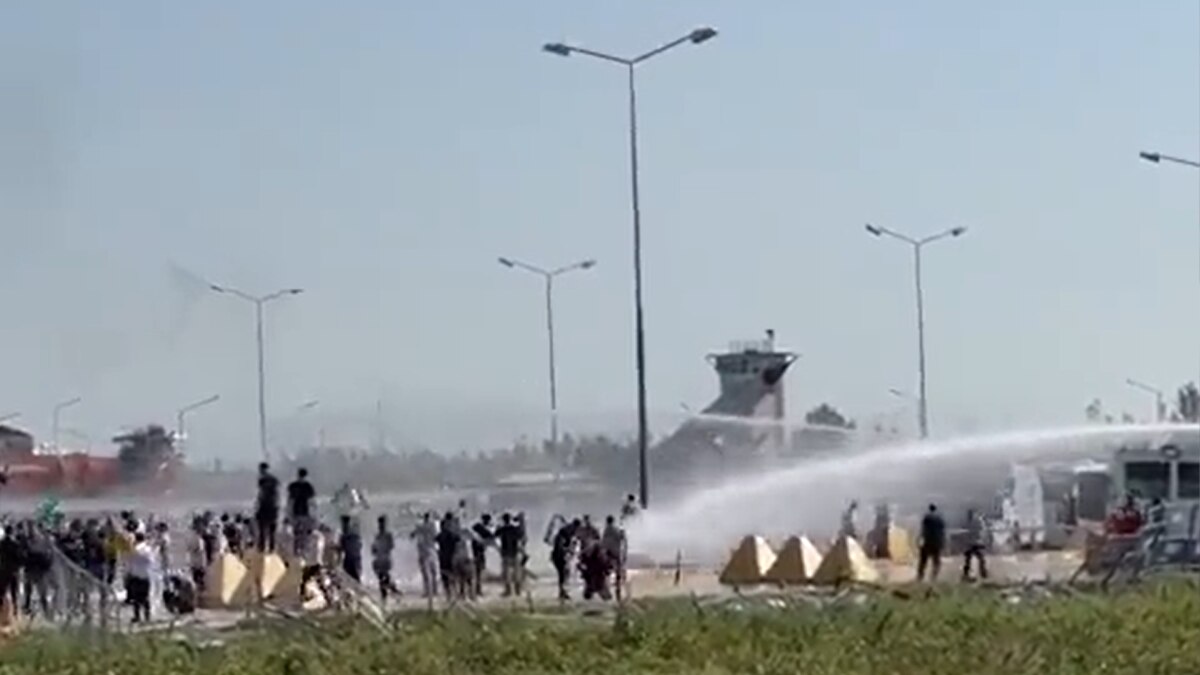 प्रदर्शनकारियों पर पानी की बौछार करती हुई पुलिस