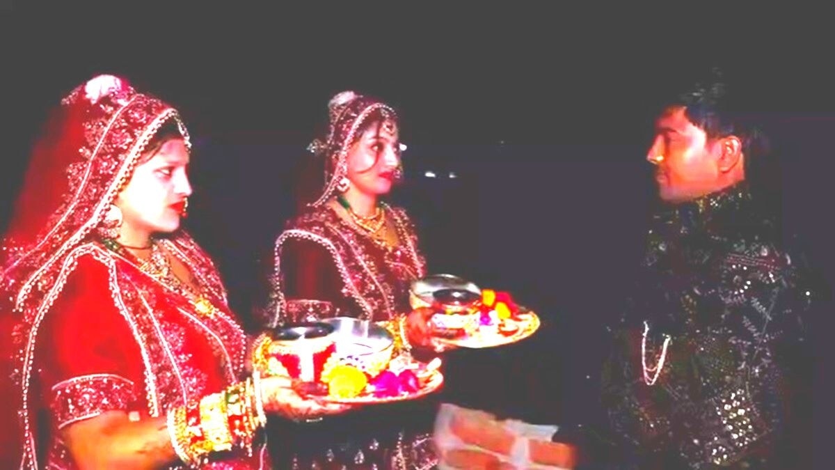 दो पत्नियों ने पति के लिए रखा करवाचौथ का व्रत. 