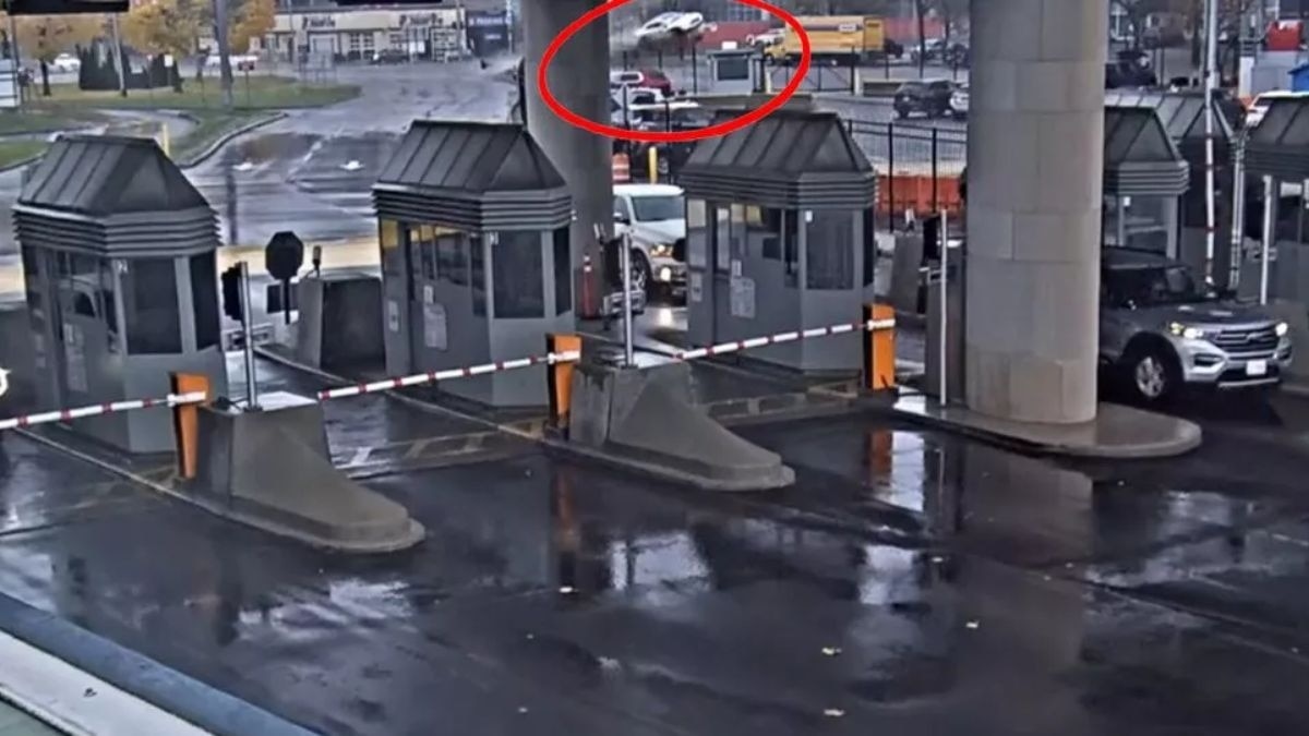 हैरतअंगेज! बॉर्डर चेकपॉइंट पर आसमान में उड़ती दिखी कार! कैमरे में रिकॉर्ड हुआ मंजर