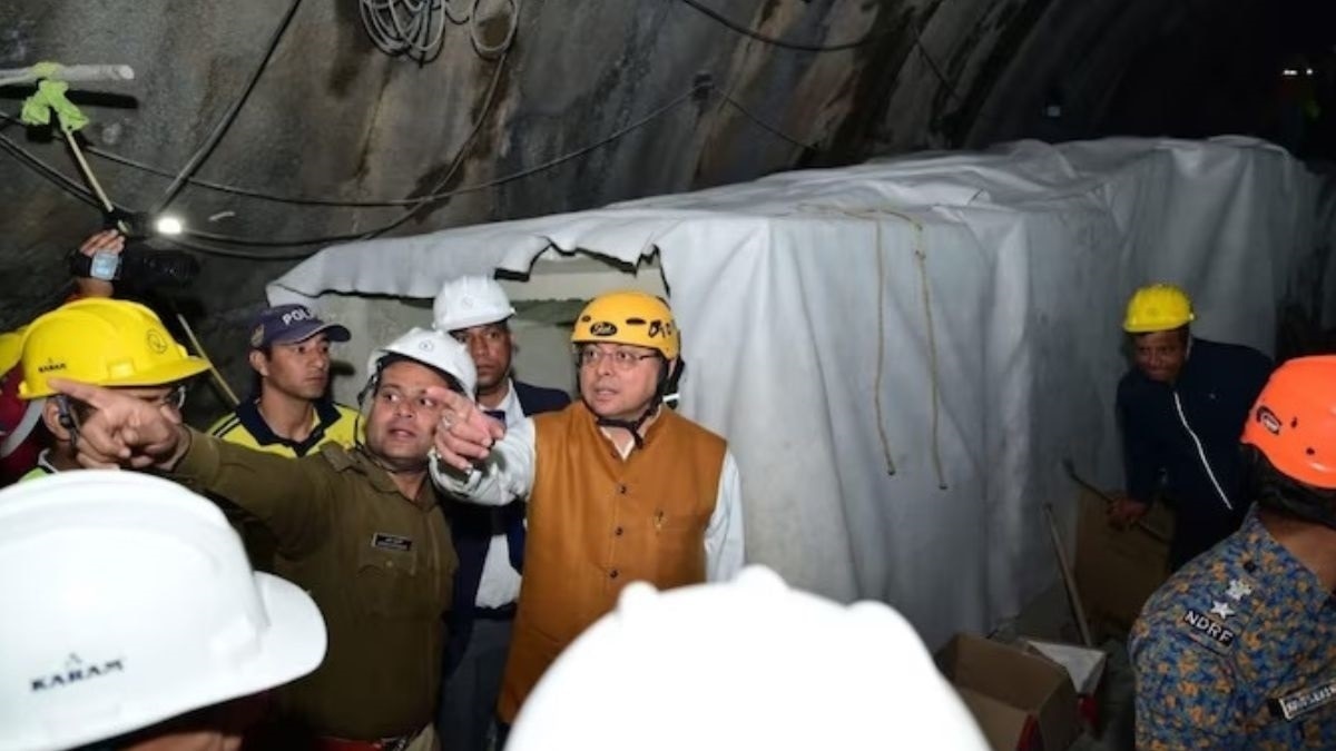 उत्तराखंड के मुख्यमंत्री पुष्कर सिंह धामी ने सिल्क्यारा सुरंग में चल रहे रेस्क्यू ऑपरेशन का जायजा लिया.