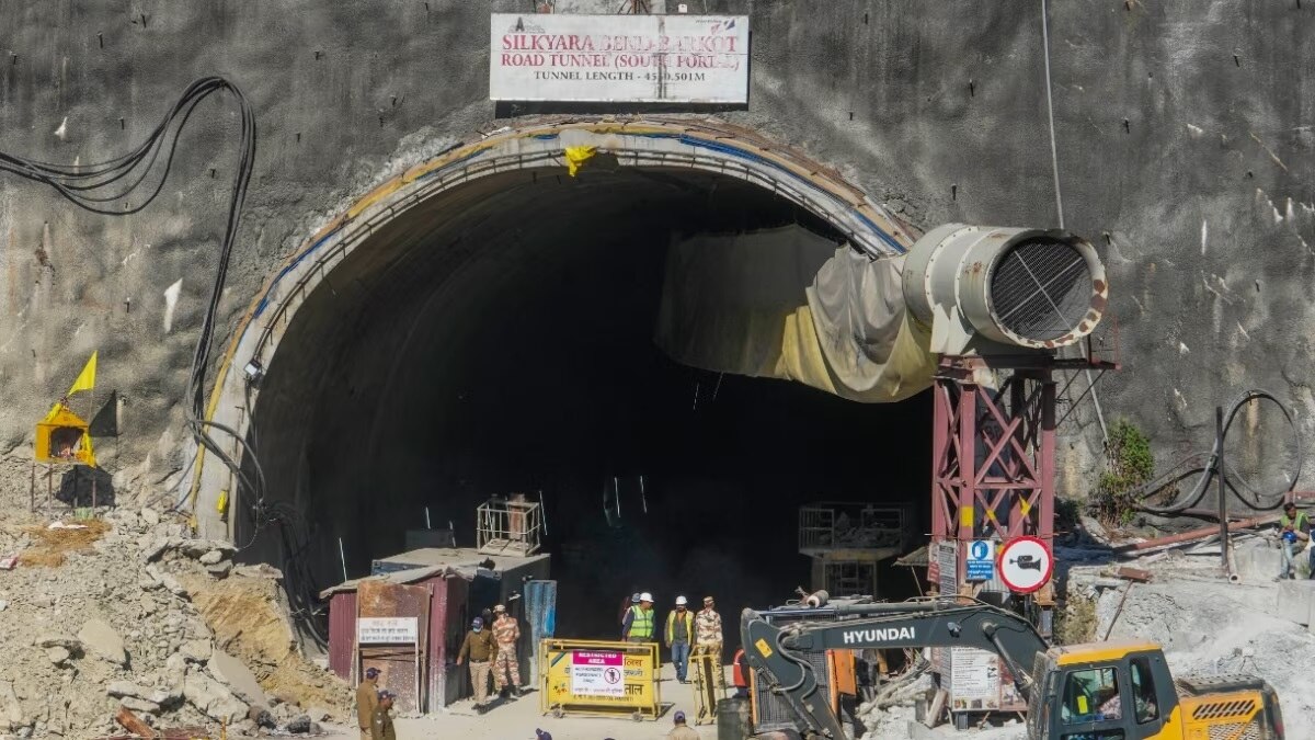 सिल्क्यारा सुरंग में फंसे मजदूरों की उनके परिजनों से बातचीत कराने के लिए अंदर टेलीफोन पहुंचाया जाएगा.