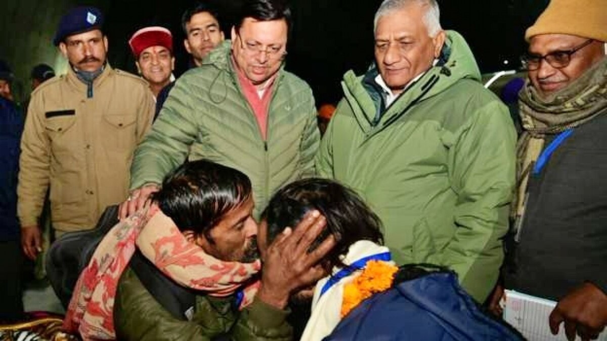 Uttarkashi Tunnel Rescue: माथा चूमा, गले लगाया... जेवर गिरवी रख मजदूर बेटे के पास पहुंचा पिता फफक पड़ा, CM धामी भी हो गए इमोशनल