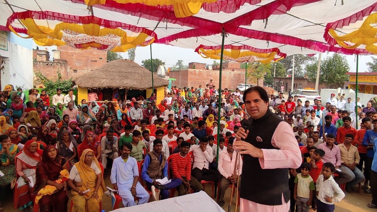 लोगों को संबोधित करते बीजेपी सांसद वरुण गांधी.