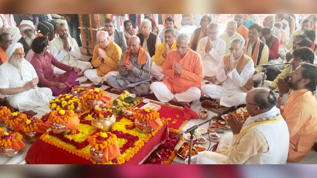अक्षत कलश गुफा मंदिर में रखे गए. 
