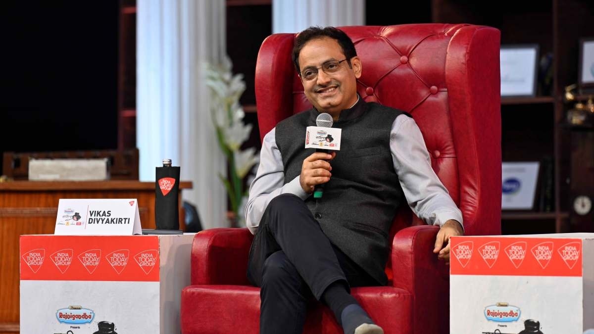 साहित्य आजतक के मंच पर 'दृष्टि आईएएस' के संस्थापक और प्रबंध निदेशक विकास दिव्यकीर्ति