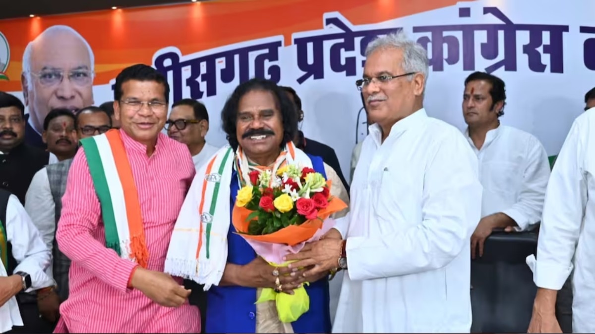 ये तस्वीर तब की है जब नंद कुमार साय ने बीजेपी छोड़कर कांग्रेस का दामन थामा था. (फाइल फोटो)