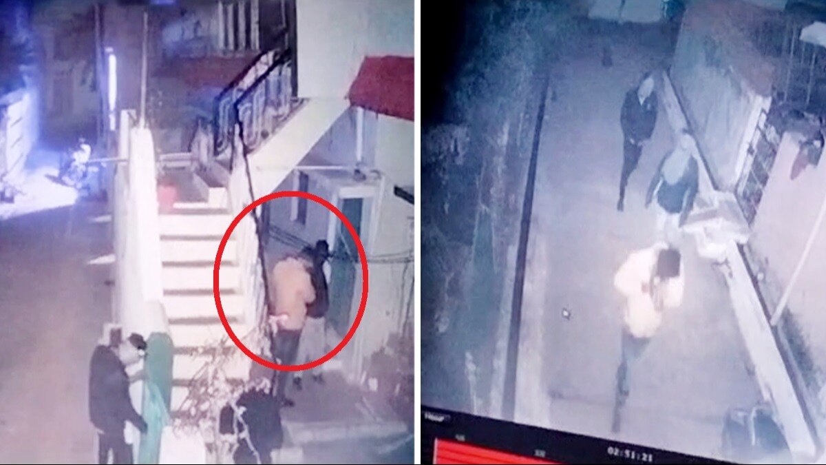 दरवाजे पर खड़े हुए नकाबपोश बदमाश.