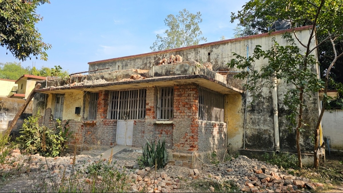मध्यप्रदेश के शहडोल जिले के पंडित शंभूनाथ शुक्ल विश्वविद्यालय का है यह जर्जर बंगला.