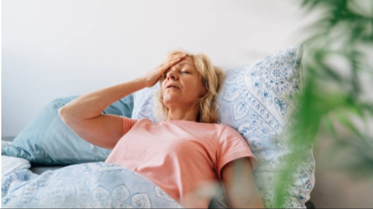 Insomnia During Menopause मेनोपॉज की वजह से कर रही हैं इंसोमनिया का