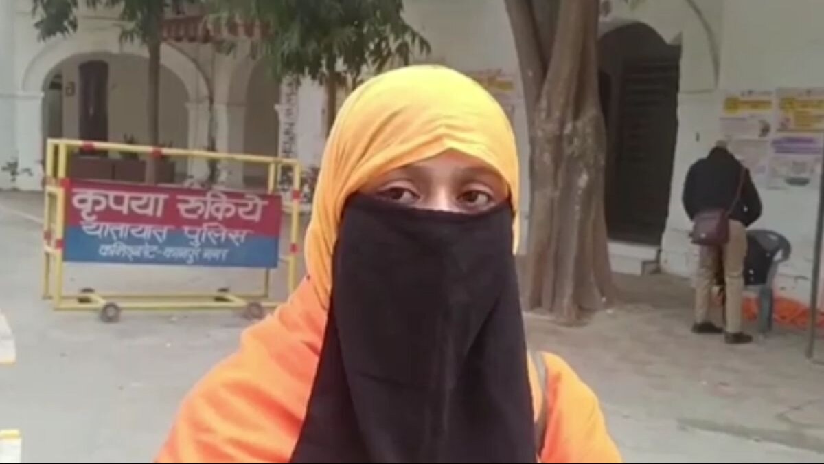 शिकायत लेकर पहुंची महिला.