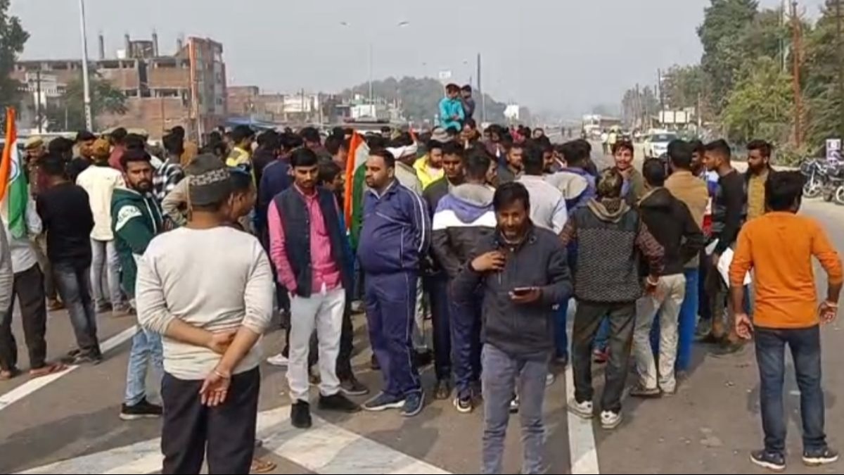 नाराज लोगों ने लगाया जाम.
