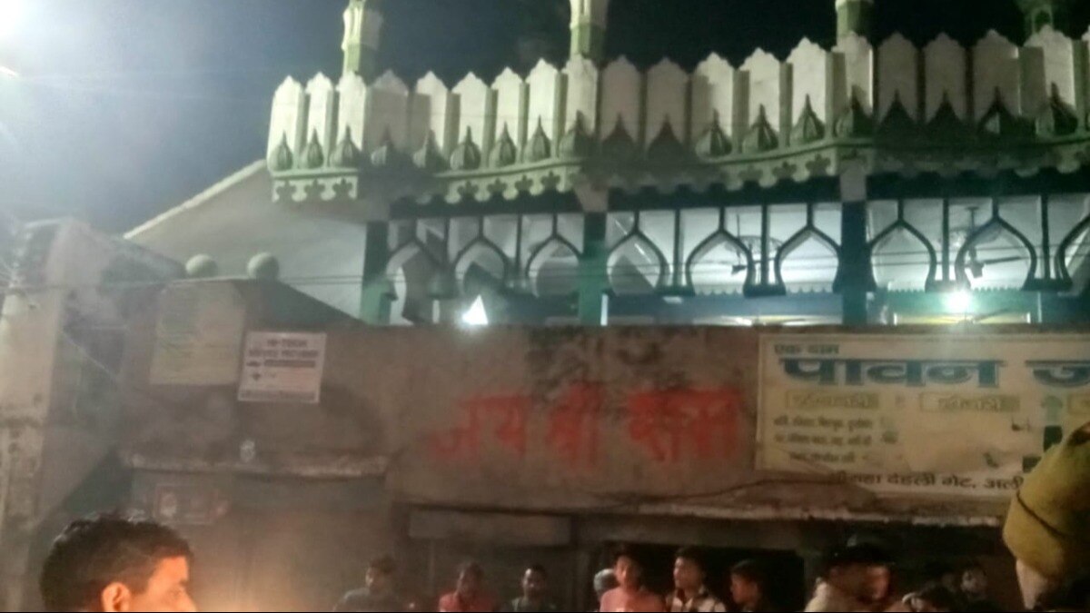 मस्जिद की दीवार पर धार्मिक नारे.