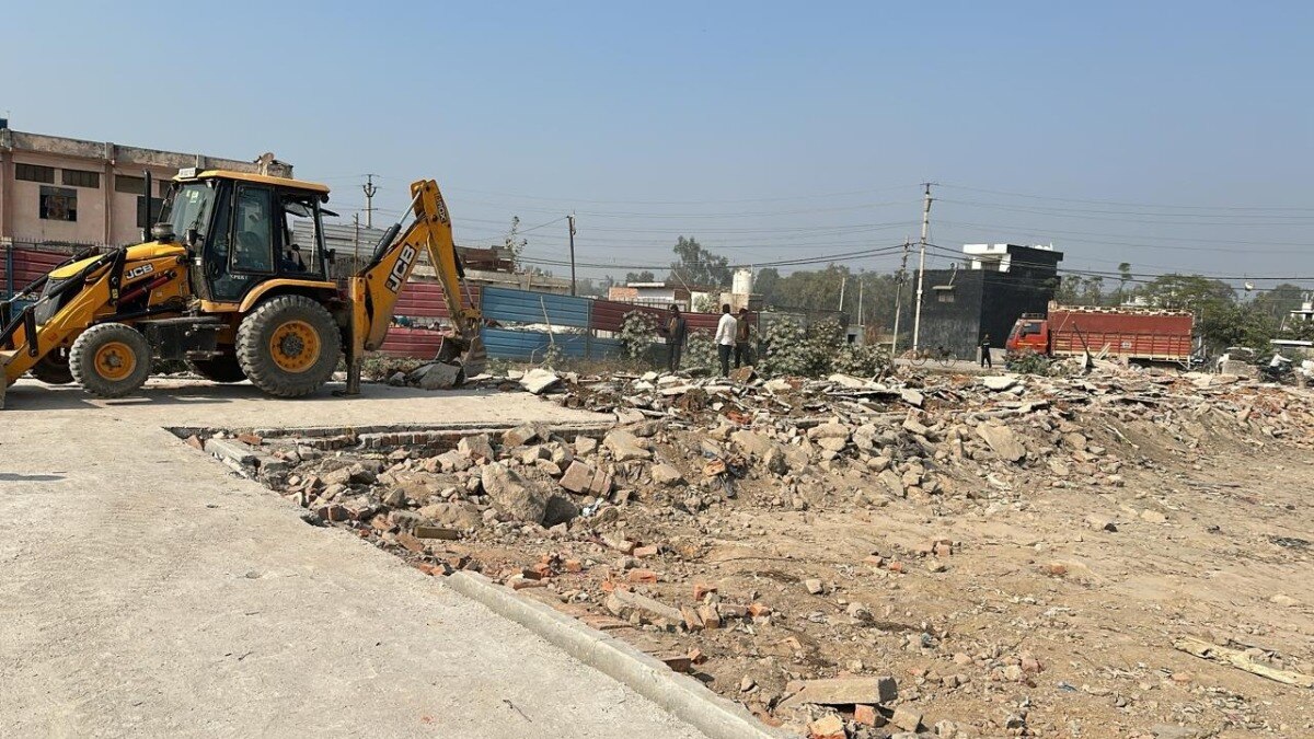 अवैध प्लॉटिंग के खिलाफ चला बुलडोजर