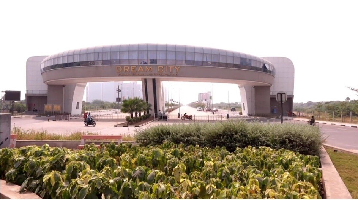 ड्रीम सिटी में बने सूरत डायमंड बुर्स में शराब बेचने की छूट की मांग