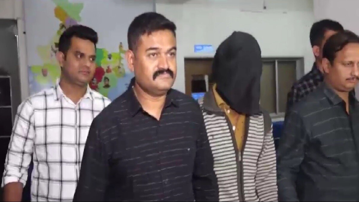 पुलिस की गिरफ्त में आरोपी.