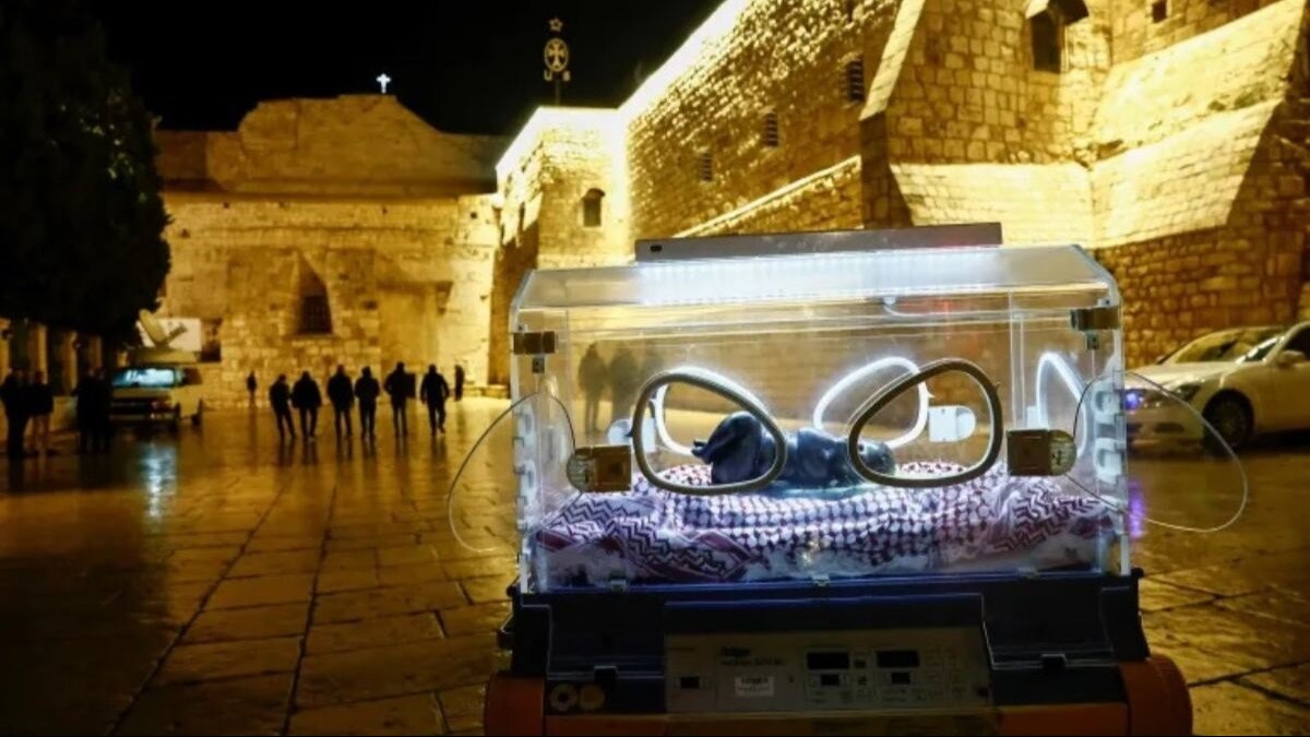 बेथलहम में चर्च ऑफ नेटिविटी के सामने एक इनक्यूबेटर के अंदर शिशु यीशु की आकृति रखी गई. (फोटो: रॉयटर्स)