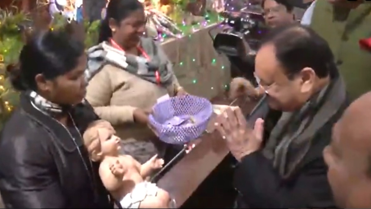 बीजेपी अध्यक्ष जेपी नड्डा क्रिसमिस के मौके पर नई दिल्ली में चर्च पहुंचे.