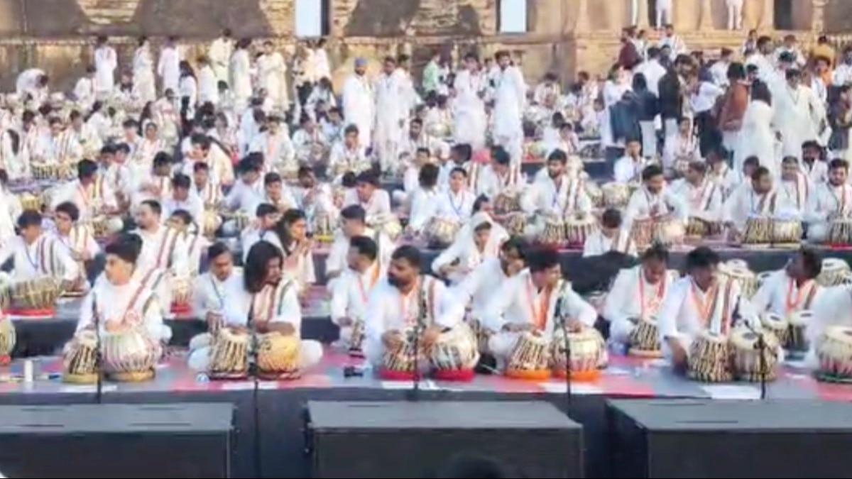 तानसेन समारोह में प्रस्तुति देने को तैयार तबला वादक.