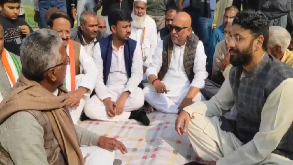 किसानों के बीच अजय राय.