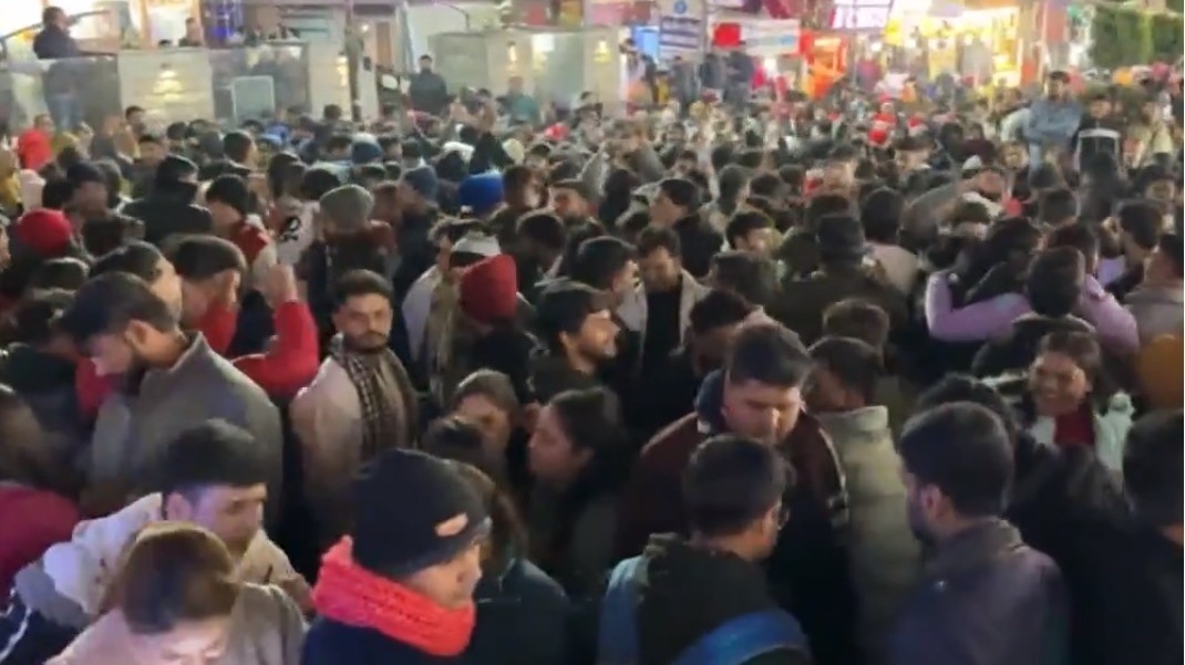 डीजे की धुन पर थिरके हजारों सैलानी