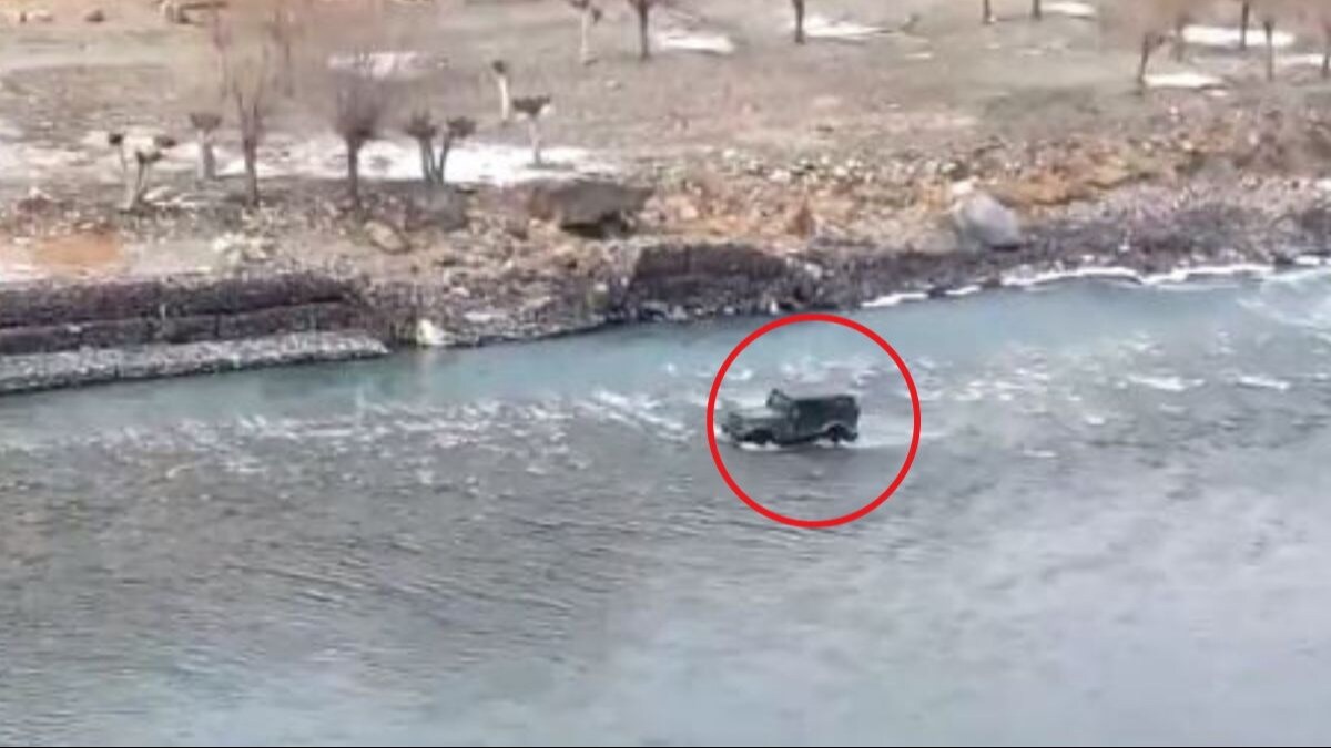 … और देखते ही देखते इस टूरिस्ट ने नदी में उतार दी अपनी थार गाड़ी, इसके बाद…- …and within no time this tourist lowered his Thar car into the river, after this…