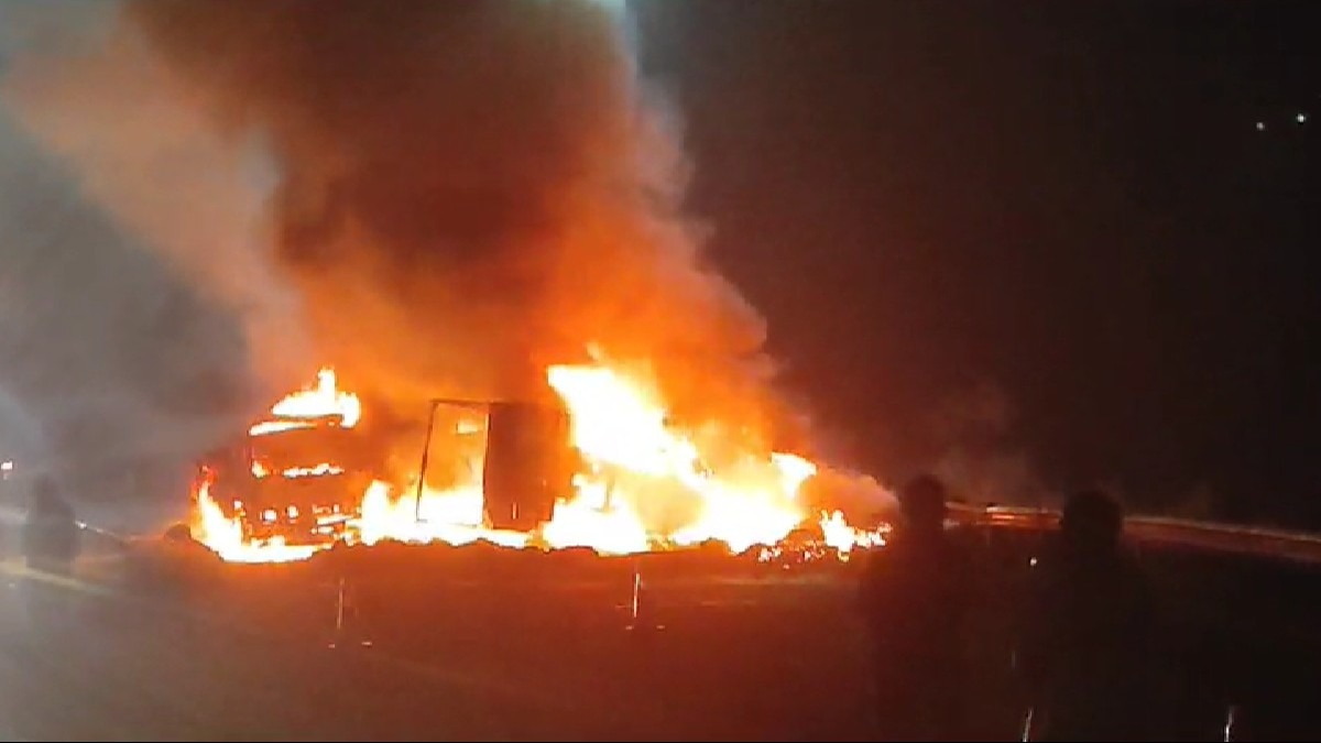 AB रोड पर वाहनों में लगी आग.