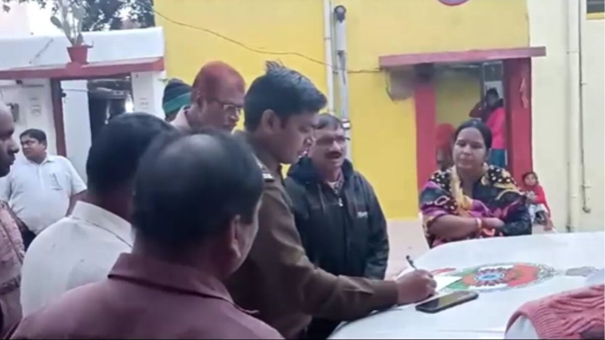 मामले की जांच करने पहुंची पुलिस.