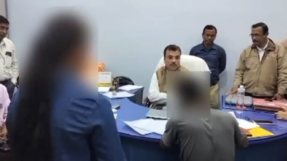 कॉलेज प्रिंसिपल के सामने अपनी गलती मानते छात्र और छात्रा