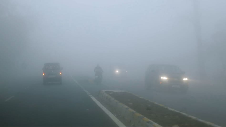 सर्दी और कोहरे का 'डबल अटैक'... विजिबिलिटी हुई जीरो, कई शहरों में स्कूल बंद, फ्लाइट्स भी डायवर्ट - Double attack of cold and fog Visibility became zero timings schools changed ...