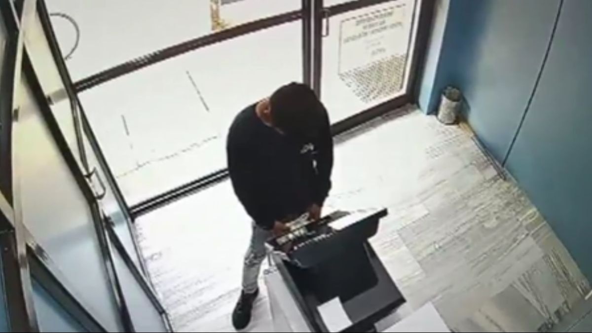 ATM फ्रॉड का आरोपी गिरफ्तार. (Video Grab)