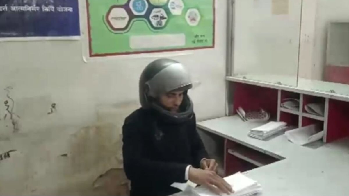 हेलमेट लगाकर काम करता कर्मचारी.