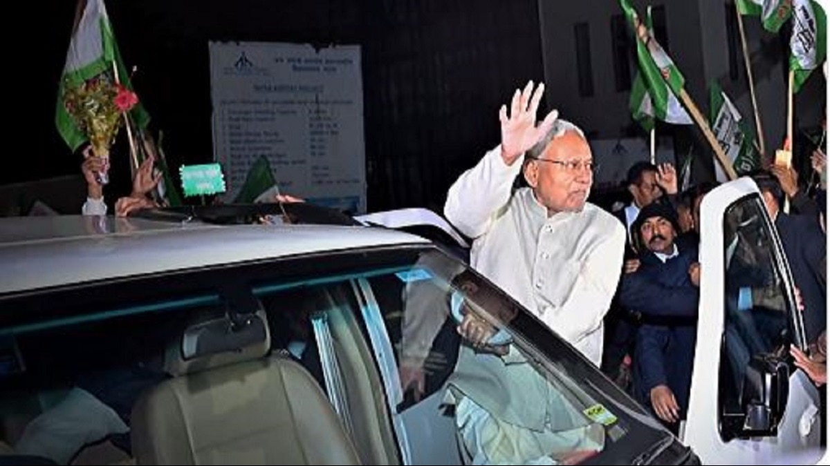 नीतीश कुमार के पटना पहुंचने पर लगे नारे