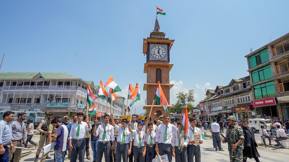 स्कूली छात्रों और स्थानीय लोगों ने श्रीनगर में 'मेरी माटी मेरा देश' अभियान में हिस्सा लिया. (फाइल फोटो- पीटीआई)