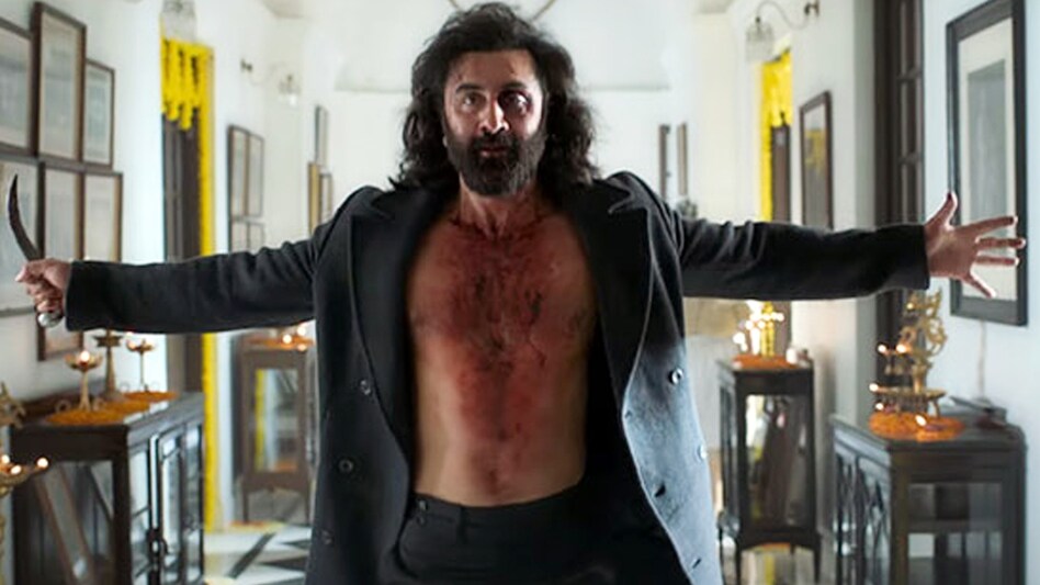 Animal review: रणबीर की शानदार एक्टिंग ने खून में डूबे फैमिली ड्रामा को बनाया जानदार, लंबी लेकिन एंगेजिंग है फिल्म - animal review ranbir kapoor career best performance ...