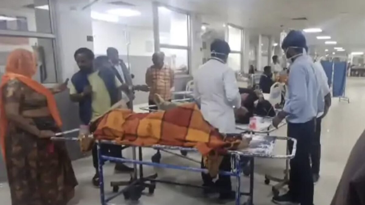 अस्पताल में भर्ती परिवार.