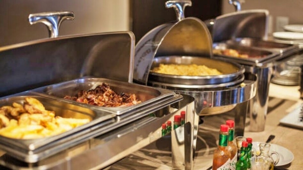 बिन बुलाए शादी में खाना खाने पहुंचे थे दो युवक 