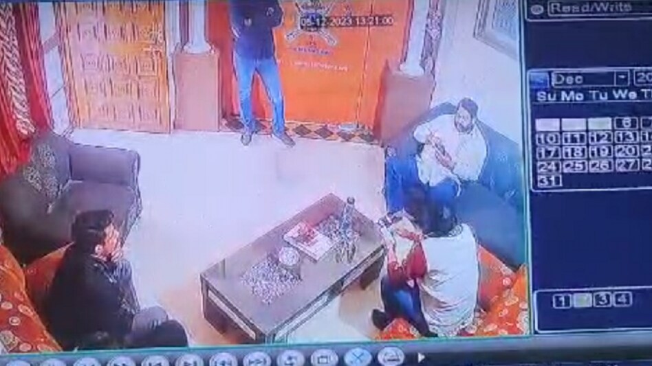 सुखदेव सिंह गोगामेड़ी की हत्या का CCTV आया सामने, साथ में बैठे थे हत्यारे, अचानक की 12 राउंड फायरिंग - sukhdev singh gogamedi murder cctv rajput karni sena head dead NTC - AajTak