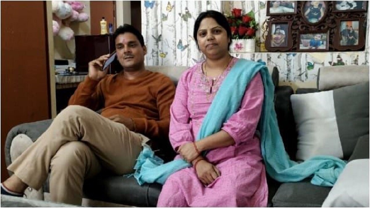 कांस्टेबल पति देवेश मिश्र के साथ अर्चना.