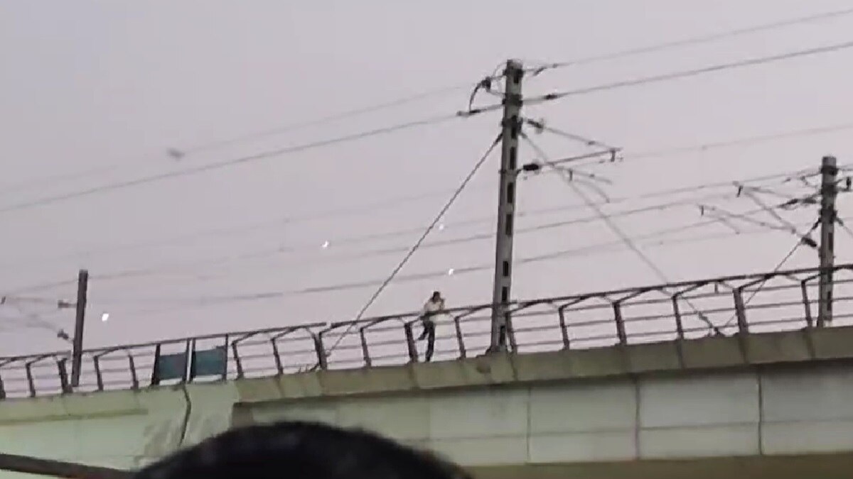 मेट्रो लाइन पर खड़ी लड़की.