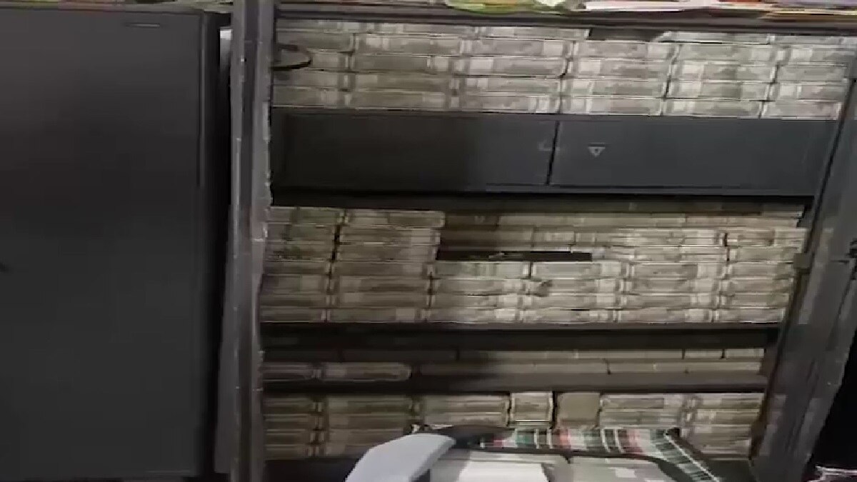 आयकर विभाग की रेड में बरामद पैसे.