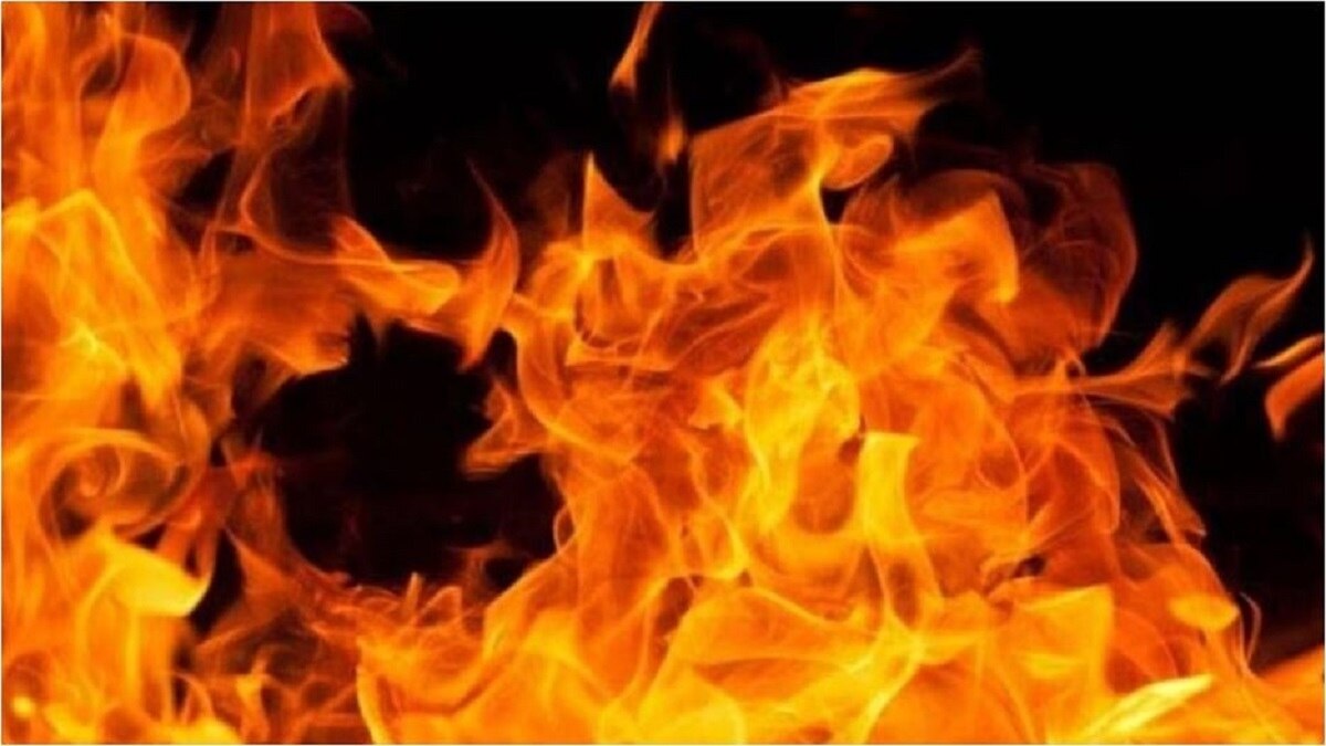 कार में अचानक लगी आग और जिंदा जल गए दो बच्चे.