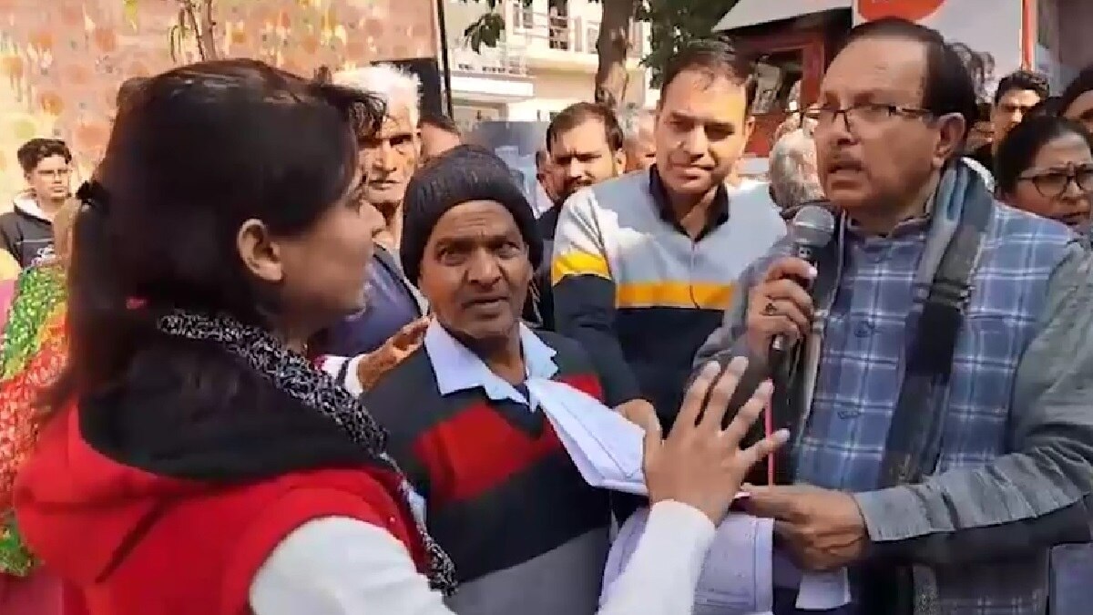 टूरिज्म चेयरमैन से अपनी बात कहती लड़की.